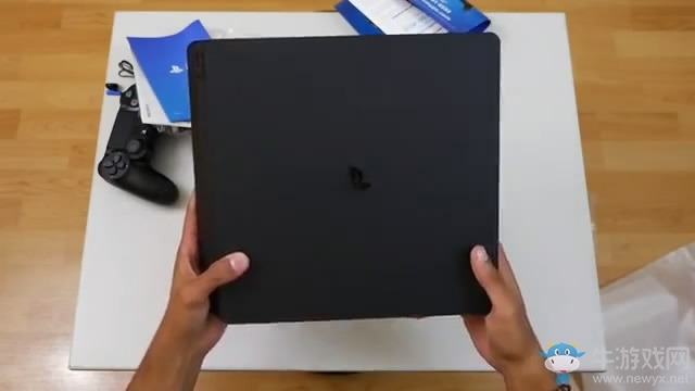 PS4 Slim开箱视频发布 新增手柄触摸板光条