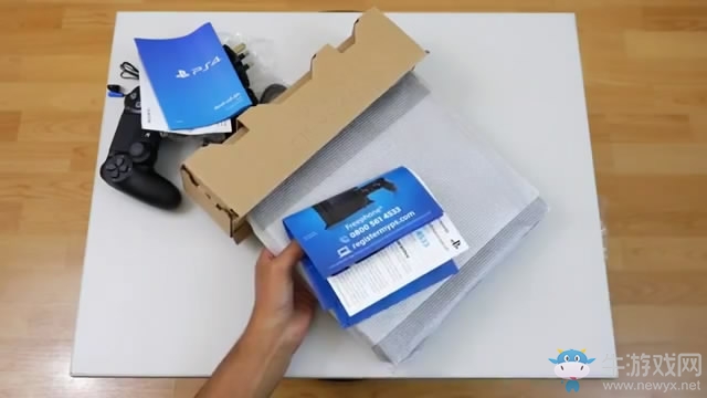 PS4 Slim开箱视频发布 新增手柄触摸板光条